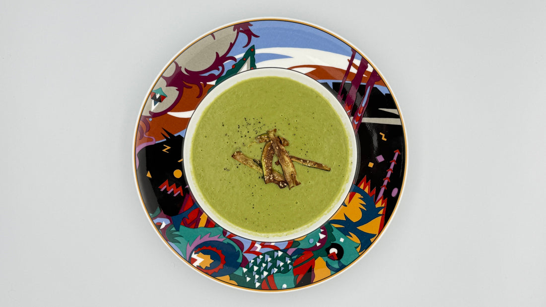 Cremige Erbsen-Suppe mit Sesam-Zucchinistreifen & Sahne. Schnell gemacht, frisch & fein – ein vegetarisches Highlight mit Sesam.