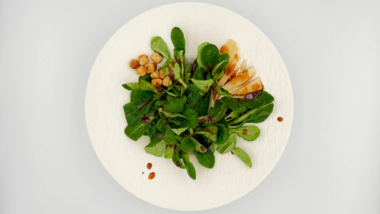 Frischer Feldsalat mit Birne & Nocciole-Essig-Crema-Dressing. Nussig, fruchtig & leicht, Birne Feldsalat extra natives Oliven-Öl, Senf, Honig, Schalotte, 