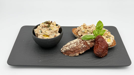 Brot-Aufstrich, getrocknete Tomaten oder Soft-Tomaten, Frisch-Käse, Oliven-Öl, frisches Basilikum, Knoblauch optional, so lecker,