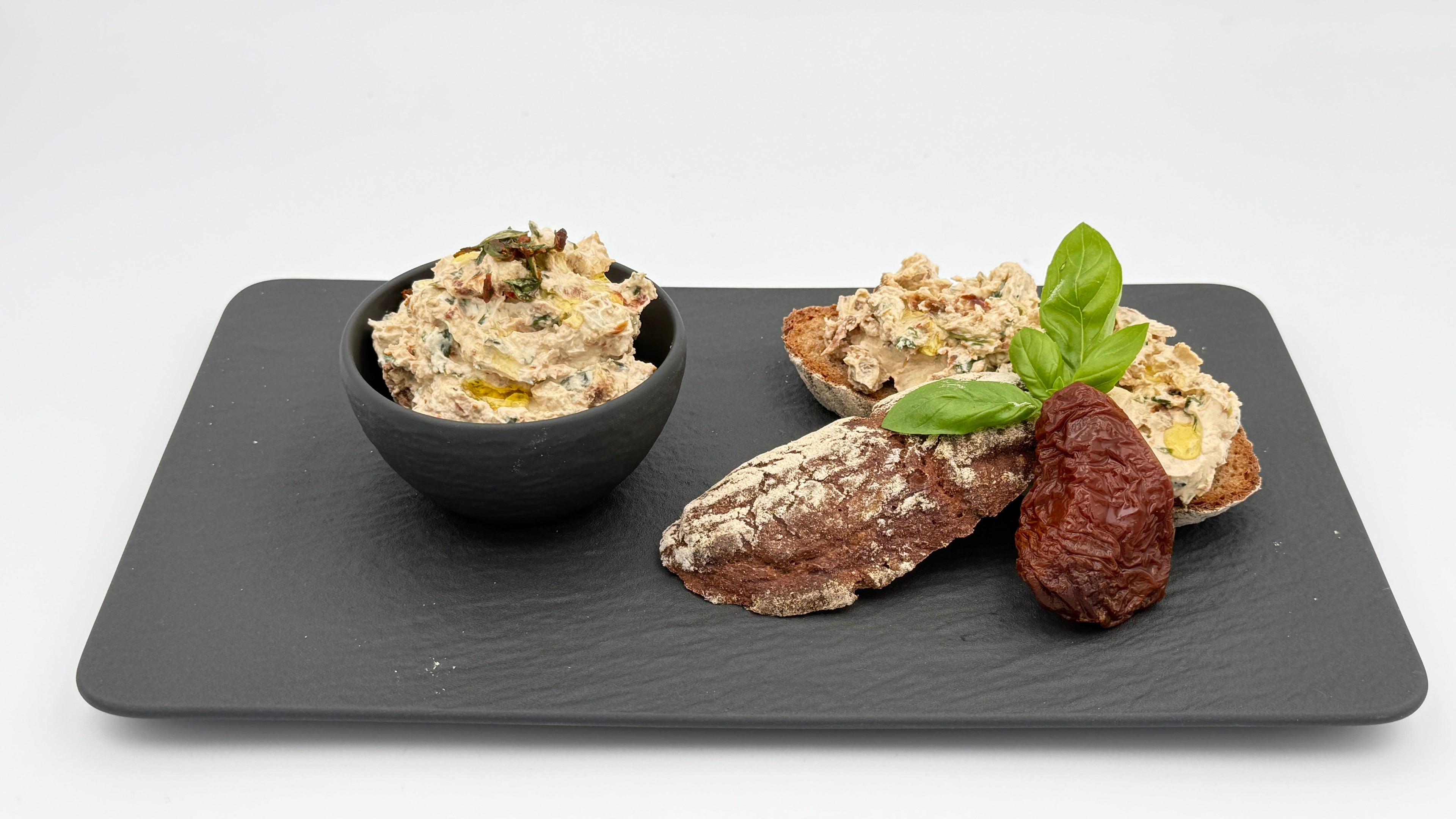Brot-Aufstrich, getrocknete Tomaten oder Soft-Tomaten, Frisch-Käse, Oliven-Öl, frisches Basilikum, Knoblauch optional, so lecker,