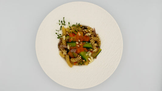 Bunte Fusilli mit Gemüsestreifen &amp; knusprigen Pinien-kernen. Mit Rotwein-Essig-Glasur, Balsamico-Essigcrema und Thymian Parmesan 