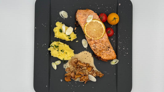 Lach gebraten, frische Pfifferlinge Kartoffeln Sellerie Sahne Tellicherry-Pfeffer,Meersalz-Flakes, Kirschtomaten, Lauch-Zwiebel 