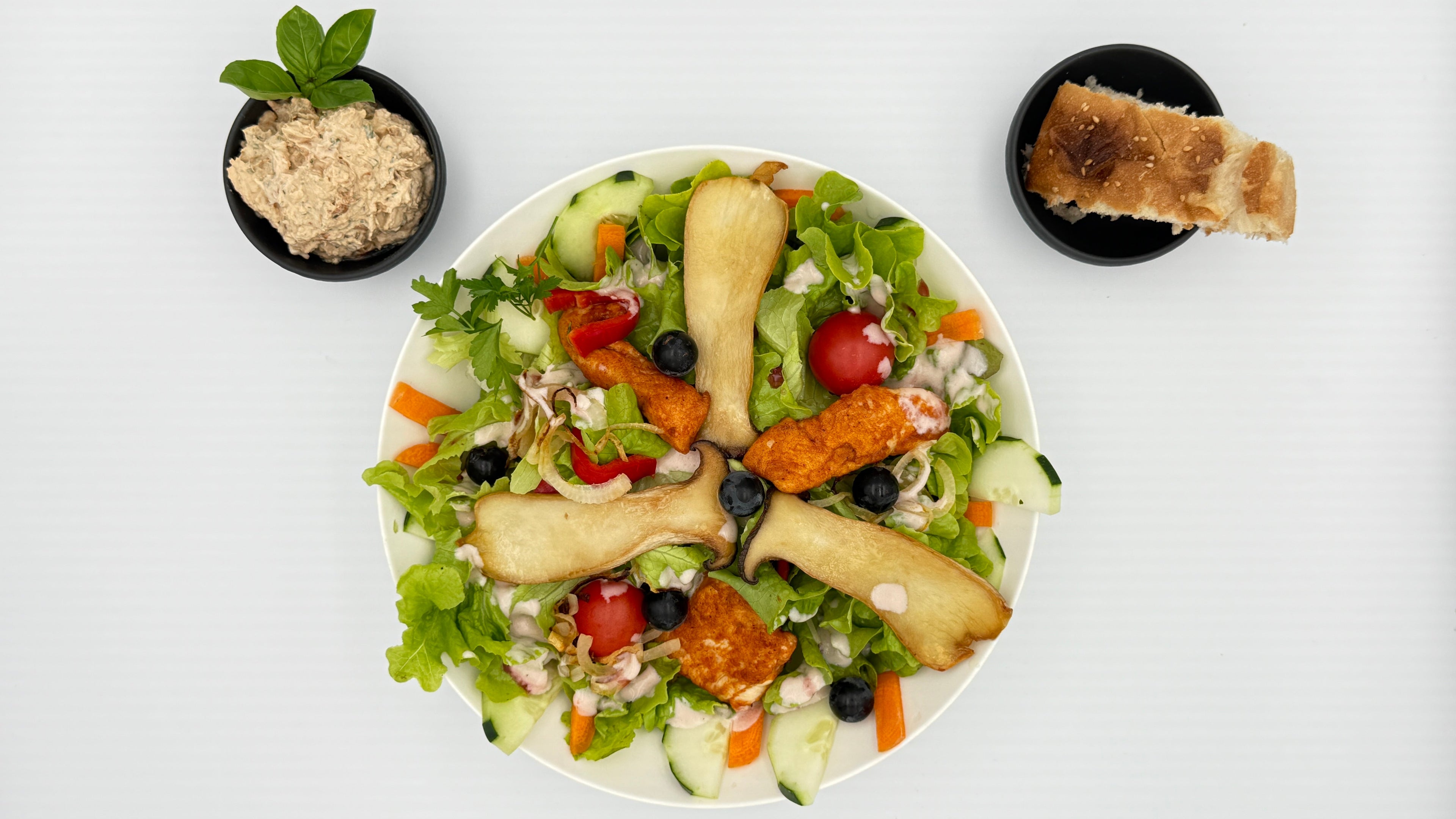 Blaubeeren-Essig-Crema, Blaubeere, Thymian, fruchtig, besonders, Salat, gebratenes Hühnchen, Kräuter-Saibling, Gurke, Patatas-Bravas-Frischkäse-Dip, Tomate, Zwiebel, Joghurt geröstetes Brot, Senf