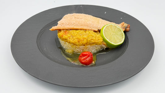 Indisches Dal mit gebratenem Seesaibling