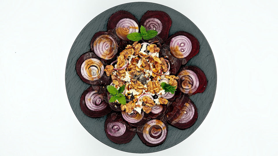 Rote-Bete-Carpaccio , Carpaccio vegetarisch, Rote Bete mit Feta, karamellisierte Walnüsse, Blaubeer-Essigcrema, vegetarische Vorspeise, festliche Vorspeise, Rote-Bete-Salat, Feta, Walnuss-Rezept, einfache Vorspeise 