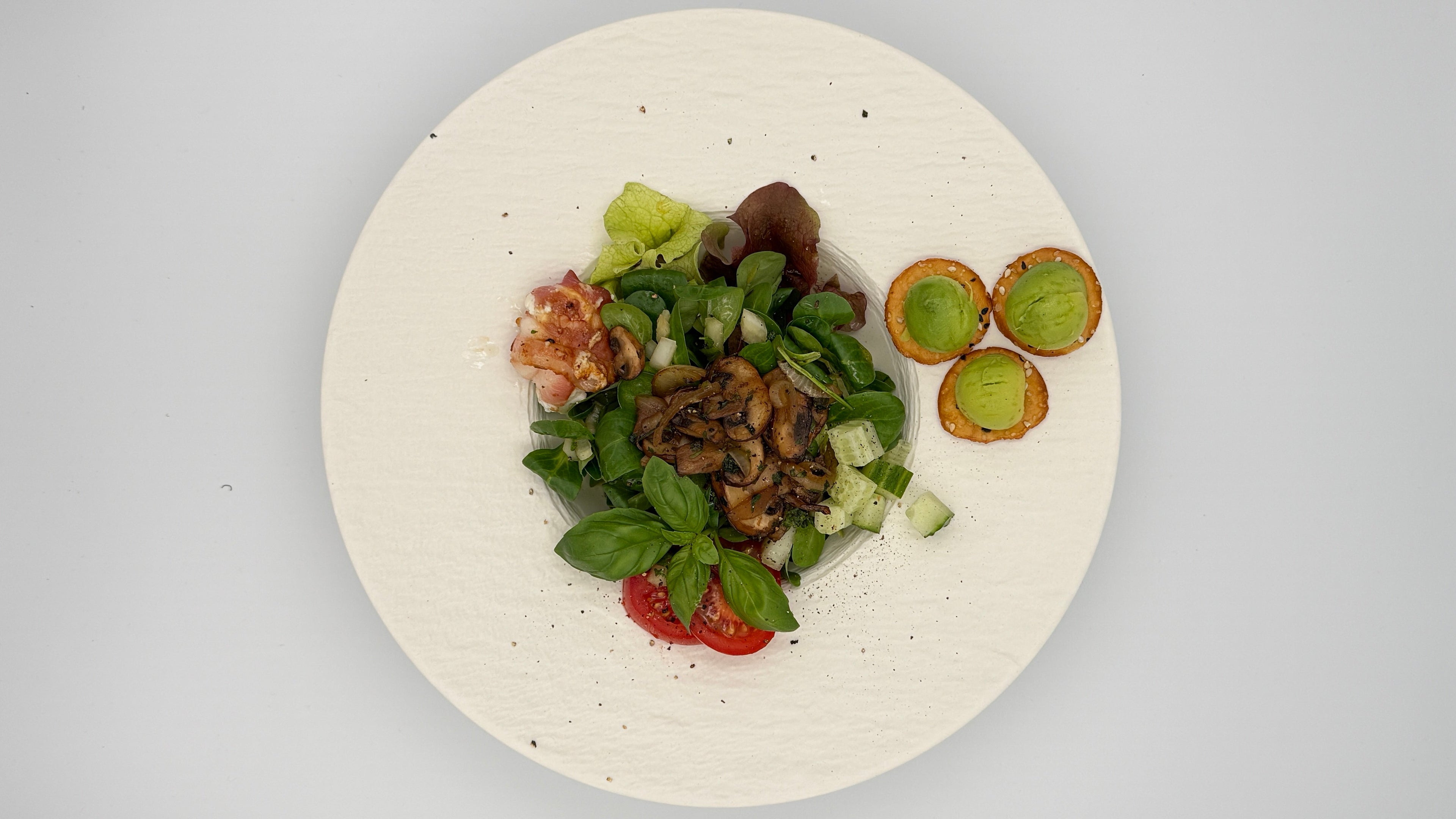 Blattsalat, Worcestersauce & Kräuter, Marc-de-Champagne Essig, Natives Oliven Öl, Zwiebel, Senf, Kräuter, Tapping Optional gebratene Zwiebeln und Champignons, Avocado-Kugeln, gebratenen Ziegenkäse mit Bacon, Tomate ,Gurke