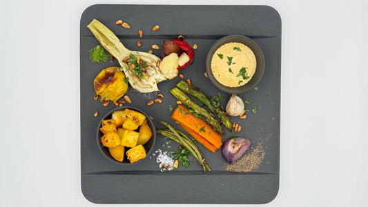 Ofen-Gemüse, geröstete Pinienkerne, Kartoffel- Würfel gebraten, Chakalaka-Gewürz, Oliven-Öl extra nativ, Meersal-Flakes,Rosmarin, schmeckt der ganzen Familie, besonders Kindern, auch als Antipasti mit Balsamico-Essig-Crema.